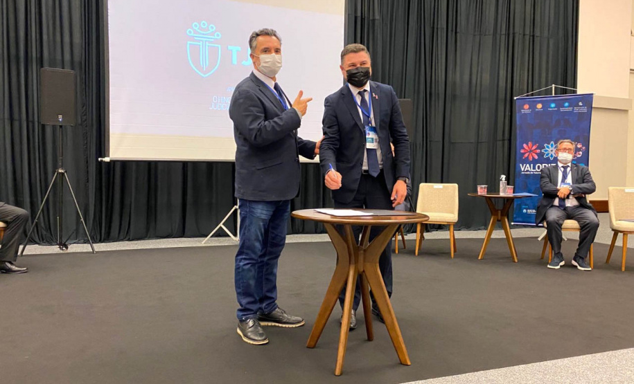 A Celepar assinou um termo de cooperação técnica com o Tribunal de Justiça do Estado do Paraná (TJPR) com o objetivo de promover uma troca de experiências entre as instituições, além de buscar soluções inovadoras na prestação de serviços judiciários. A assinatura ocorreu durante o evento Valorização - Jornada de Ideação da Magistratura com Foco no Trabalho de Direção do Fórum, em Foz do Iguaçu. -  Foz do Iguaçu, 22/10/2021 - Foto: Celepar