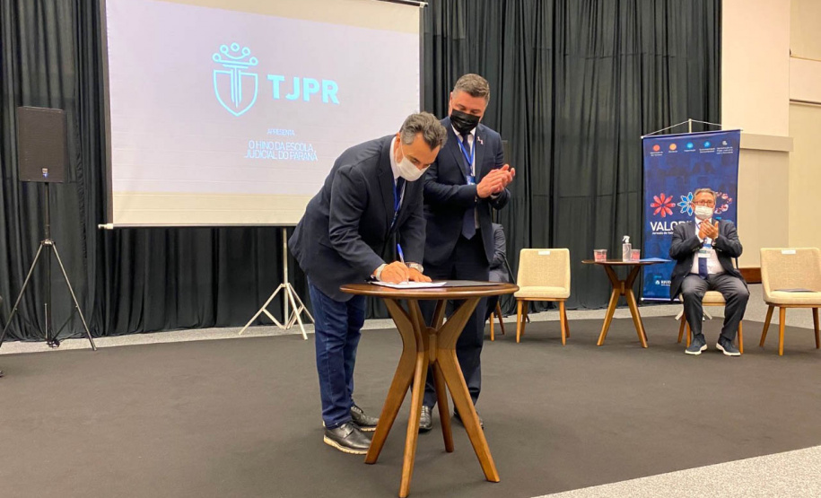 A Celepar assinou um termo de cooperação técnica com o Tribunal de Justiça do Estado do Paraná (TJPR) com o objetivo de promover uma troca de experiências entre as instituições, além de buscar soluções inovadoras na prestação de serviços judiciários. A assinatura ocorreu durante o evento Valorização - Jornada de Ideação da Magistratura com Foco no Trabalho de Direção do Fórum, em Foz do Iguaçu. -  Foz do Iguaçu, 22/10/2021 - Foto: Celepar