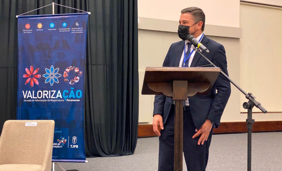 A Celepar assinou um termo de cooperação técnica com o Tribunal de Justiça do Estado do Paraná (TJPR) com o objetivo de promover uma troca de experiências entre as instituições, além de buscar soluções inovadoras na prestação de serviços judiciários. A assinatura ocorreu durante o evento Valorização - Jornada de Ideação da Magistratura com Foco no Trabalho de Direção do Fórum, em Foz do Iguaçu. -  Foz do Iguaçu, 22/10/2021 - Foto: Celepar