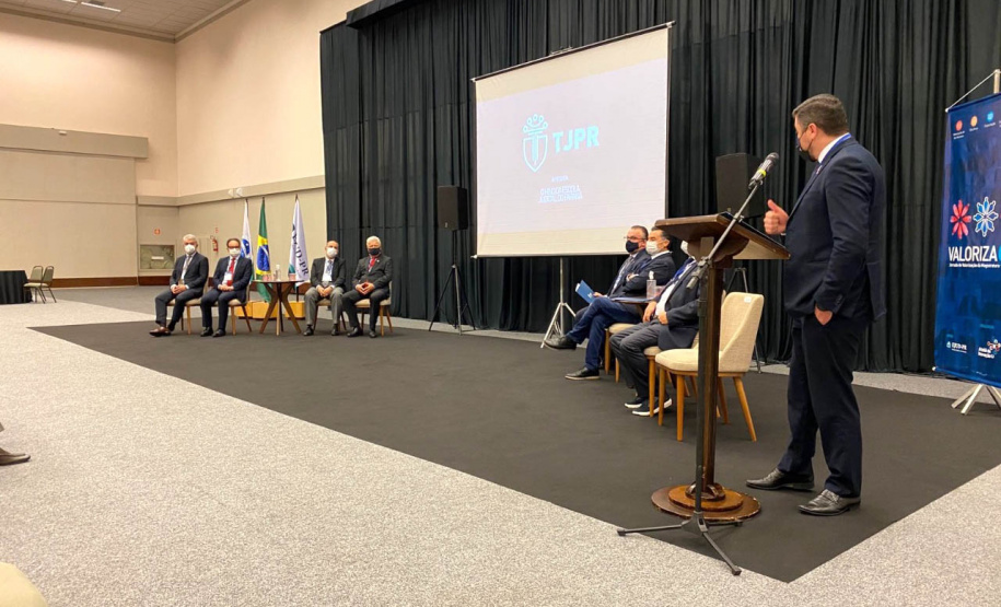 A Celepar assinou um termo de cooperação técnica com o Tribunal de Justiça do Estado do Paraná (TJPR) com o objetivo de promover uma troca de experiências entre as instituições, além de buscar soluções inovadoras na prestação de serviços judiciários. A assinatura ocorreu durante o evento Valorização - Jornada de Ideação da Magistratura com Foco no Trabalho de Direção do Fórum, em Foz do Iguaçu. -  Foz do Iguaçu, 22/10/2021 - Foto: Celepar