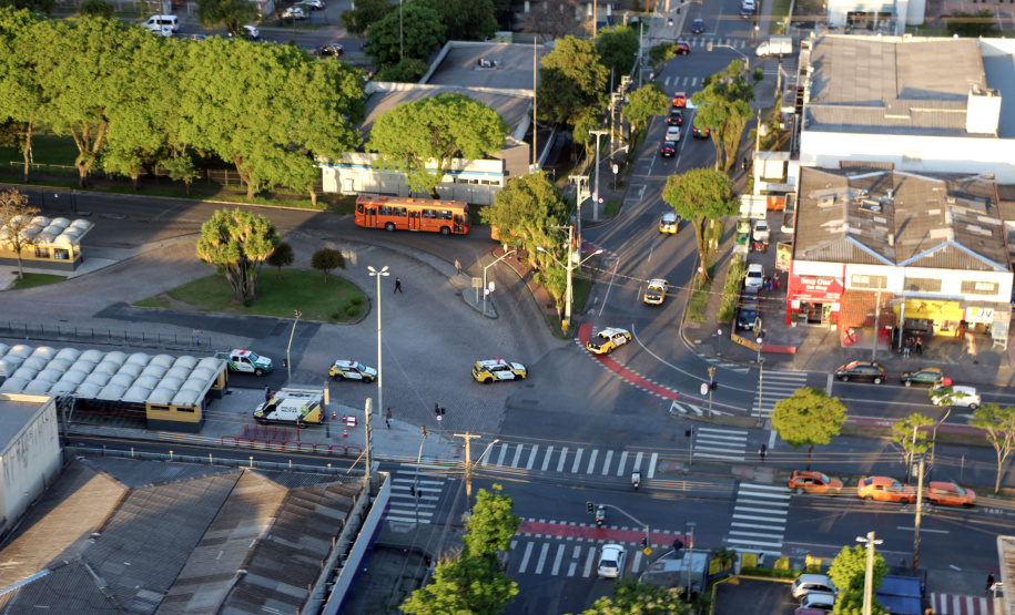 Com o reforço do efetivo administrativo, a Polícia Militar desencadeou a Operação Fecha Quartel III na Capital e em todo o Estado do Paraná nesta sexta-feira (22/10). Apenas em Curitiba e na Região Metropolitana, mais de 270 policiais estão nas ruas, além do efetivo já aplicado no policiamento ordinário, reforçando o patrulhamento nas áreas comerciais, residenciais e com maior índice de ocorrências. - Curitiba, 22/10/2021 - Foto: Soldado Ismael Ponchio