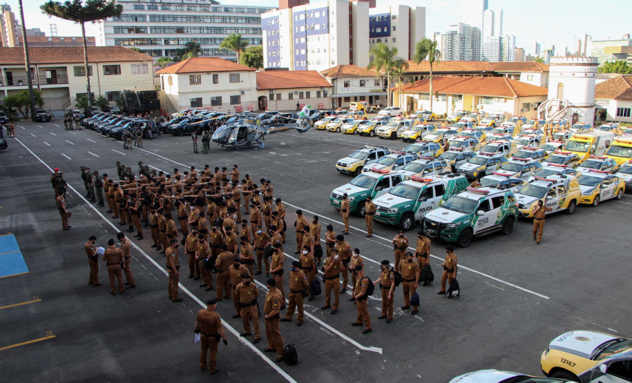 Com o reforço do efetivo administrativo, a Polícia Militar desencadeou a Operação Fecha Quartel III na Capital e em todo o Estado do Paraná nesta sexta-feira (22/10). Apenas em Curitiba e na Região Metropolitana, mais de 270 policiais estão nas ruas, além do efetivo já aplicado no policiamento ordinário, reforçando o patrulhamento nas áreas comerciais, residenciais e com maior índice de ocorrências. - Curitiba, 22/10/2021 - Foto: Soldado Ismael Ponchio