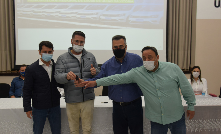 O Governo do Estado entregou 22 carros para os nove municípios da abrangência da 6ª Regional de Saúde de União da Vitória neste sábado (23). Esta é a quinta entrega dos 1.211 veículos adquiridos para reforço da Estratégia da Saúde da Família (ESF), em um investimento de mais de R$ 41,7 milhões exclusivos do Tesouro do Estado.
Foto: Américo Antonio/SESA