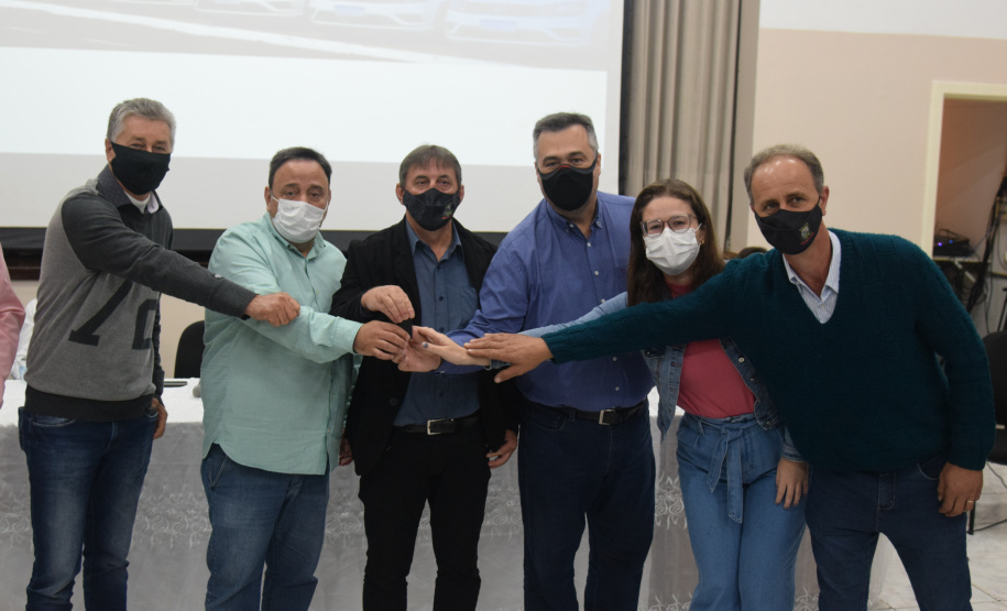 O Governo do Estado entregou 22 carros para os nove municípios da abrangência da 6ª Regional de Saúde de União da Vitória neste sábado (23). Esta é a quinta entrega dos 1.211 veículos adquiridos para reforço da Estratégia da Saúde da Família (ESF), em um investimento de mais de R$ 41,7 milhões exclusivos do Tesouro do Estado.
Foto: Américo Antonio/SESA