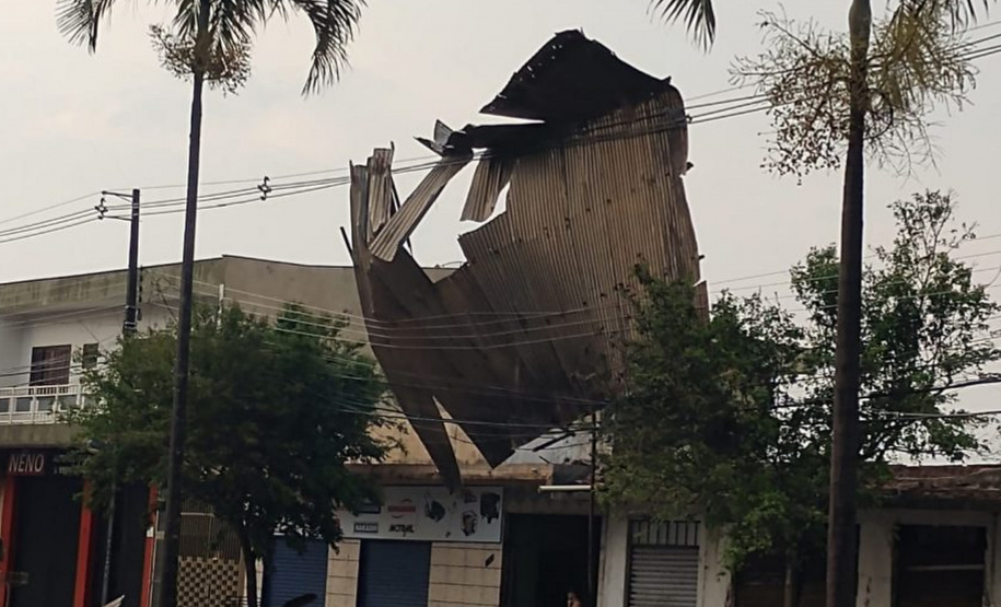 Temporal deixa 435 mil domicílios sem energia no Paraná. Foto:  Copel