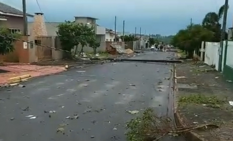 Temporal deixa 435 mil domicílios sem energia no Paraná. Foto:  Copel