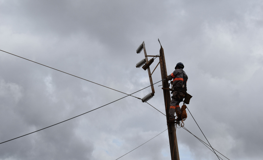 Copel avança na recomposição dos estragos causados pelo temporal. FOTO: Copel
