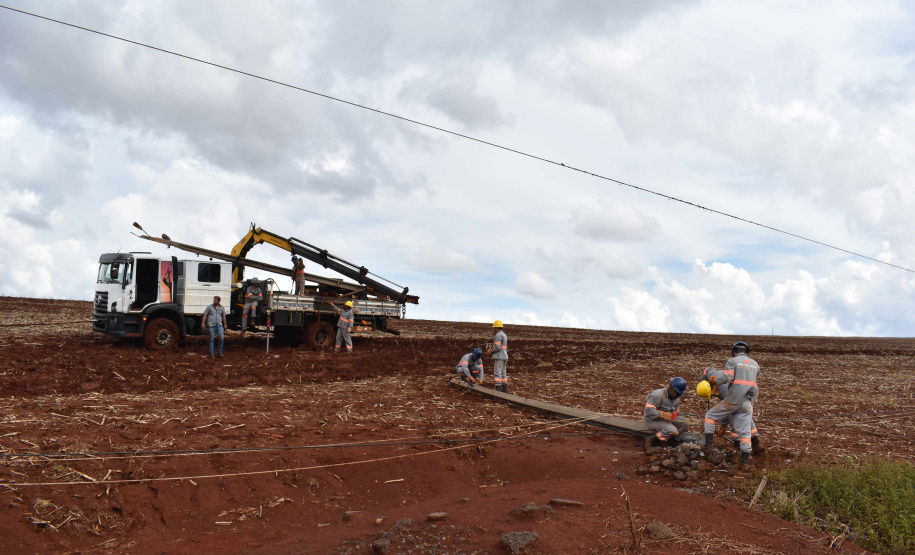 Copel avança na recomposição dos estragos causados pelo temporal. FOTO: Copel