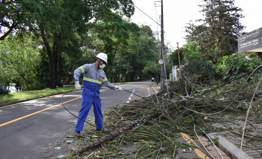 Copel avança na recomposição dos estragos causados pelo temporal. FOTO: Copel
