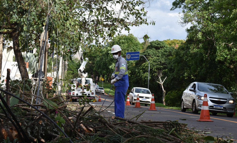 Copel avança na recomposição dos estragos causados pelo temporal. FOTO: Copel
