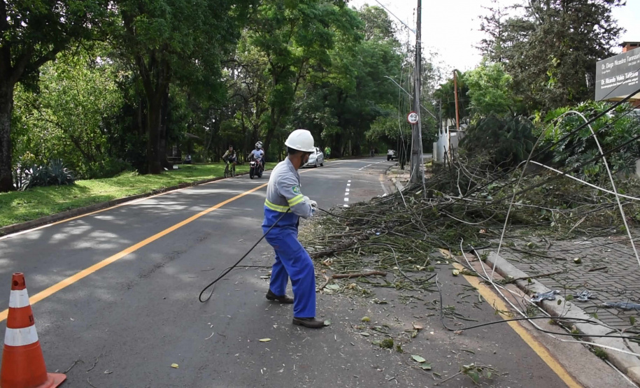 Copel avança na recomposição dos estragos causados pelo temporal. FOTO: Copel