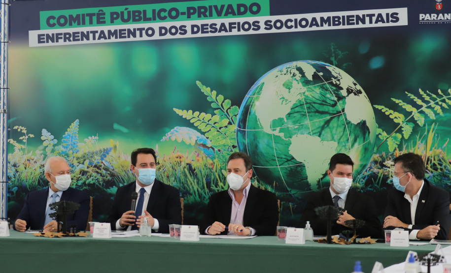 ESG Boticario O governador Carlos Massa Ratinho Junior e o vice-presidente do Conselho do Grupo Boticário, Artur Grynbaum, apresentam nesta segunda-feira (25) o primeiro comitê ESG público-privado do Brasil. - 25/10/2021 - Foto: Geraldo Bubniak/AEN