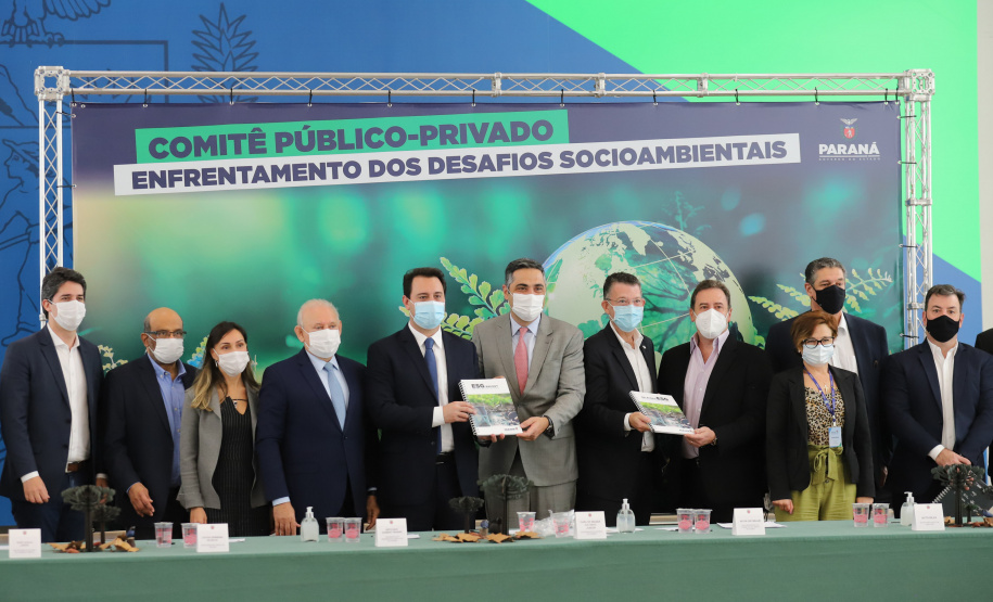 ESG Boticario O governador Carlos Massa Ratinho Junior e o vice-presidente do Conselho do Grupo Boticário, Artur Grynbaum, apresentam nesta segunda-feira (25) o primeiro comitê ESG público-privado do Brasil. - 25/10/2021 - Foto: Geraldo Bubniak/AEN