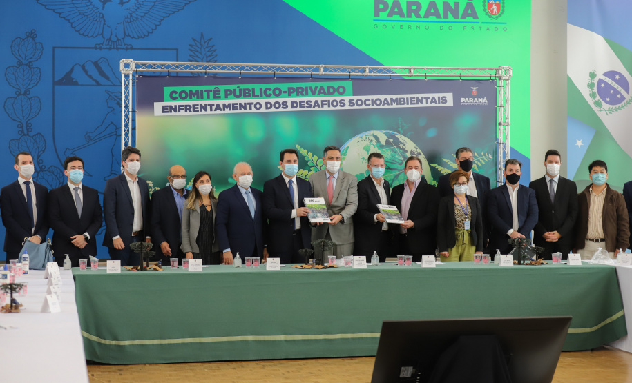 ESG Boticario O governador Carlos Massa Ratinho Junior e o vice-presidente do Conselho do Grupo Boticário, Artur Grynbaum, apresentam nesta segunda-feira (25) o primeiro comitê ESG público-privado do Brasil. - 25/10/2021 - Foto: Geraldo Bubniak/AEN