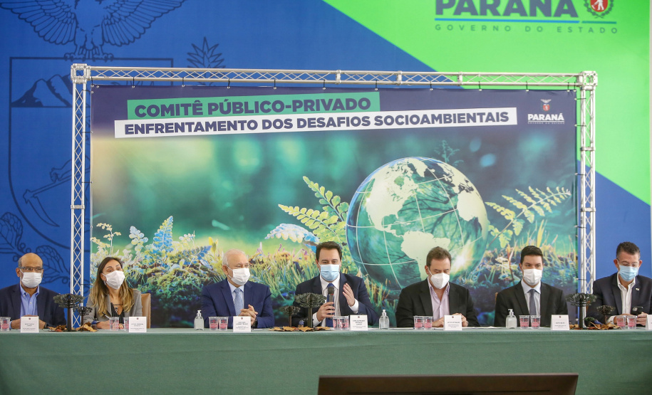O governador Carlos Massa Ratinho Junior e o vice-presidente do Conselho do Grupo Boticário, Artur Grynbaum, apresentam o primeiro comitê ESG público-privado do Brasil. - Curitiba, 25/10/2021 - Foto Gilson Abreu/AEN