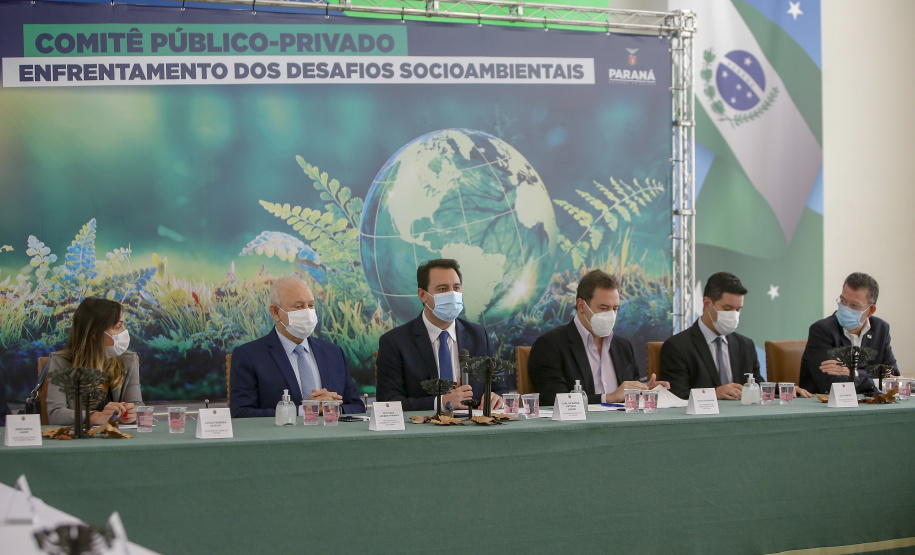 O governador Carlos Massa Ratinho Junior e o vice-presidente do Conselho do Grupo Boticário, Artur Grynbaum, apresentam o primeiro comitê ESG público-privado do Brasil. - Curitiba, 25/10/2021 - Foto Gilson Abreu/AEN