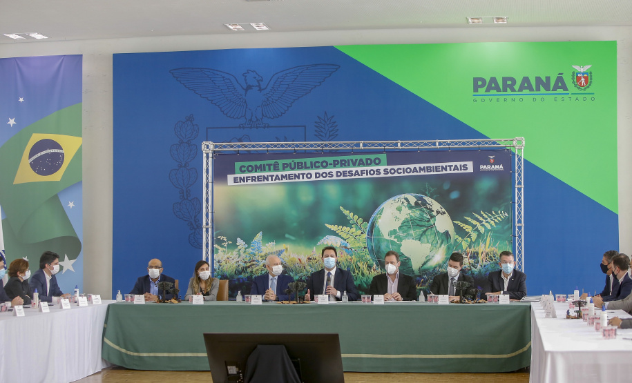O governador Carlos Massa Ratinho Junior e o vice-presidente do Conselho do Grupo Boticário, Artur Grynbaum, apresentam o primeiro comitê ESG público-privado do Brasil. - Curitiba, 25/10/2021 - Foto Gilson Abreu/AEN