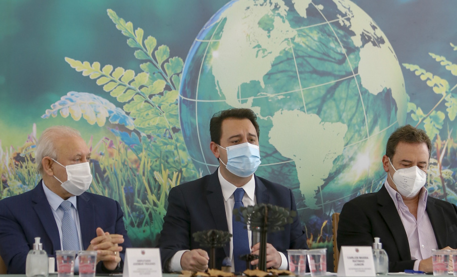 O governador Carlos Massa Ratinho Junior e o vice-presidente do Conselho do Grupo Boticário, Artur Grynbaum, apresentam o primeiro comitê ESG público-privado do Brasil. - Curitiba, 25/10/2021 - Foto Gilson Abreu/AEN