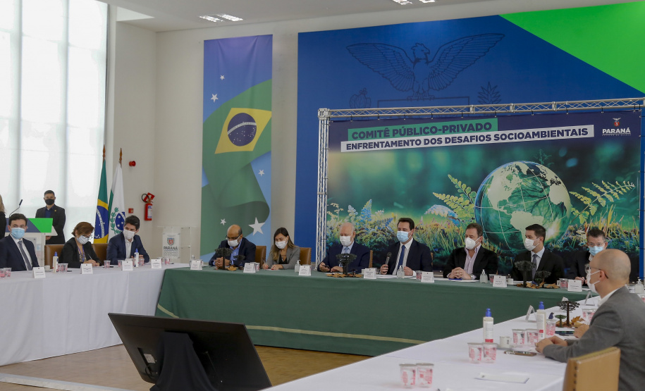 O governador Carlos Massa Ratinho Junior e o vice-presidente do Conselho do Grupo Boticário, Artur Grynbaum, apresentam o primeiro comitê ESG público-privado do Brasil. - Curitiba, 25/10/2021 - Foto Gilson Abreu/AEN