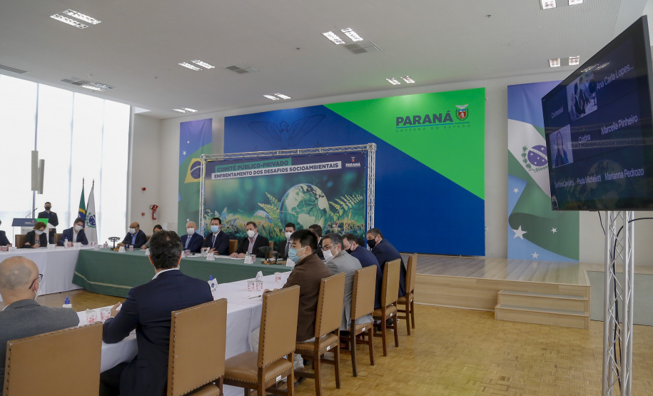 O governador Carlos Massa Ratinho Junior e o vice-presidente do Conselho do Grupo Boticário, Artur Grynbaum, apresentam o primeiro comitê ESG público-privado do Brasil. - Curitiba, 25/10/2021 - Foto Gilson Abreu/AEN