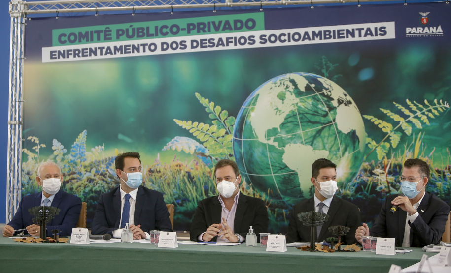 O governador Carlos Massa Ratinho Junior e o vice-presidente do Conselho do Grupo Boticário, Artur Grynbaum, apresentam o primeiro comitê ESG público-privado do Brasil. - Curitiba, 25/10/2021 - Foto Gilson Abreu/AEN