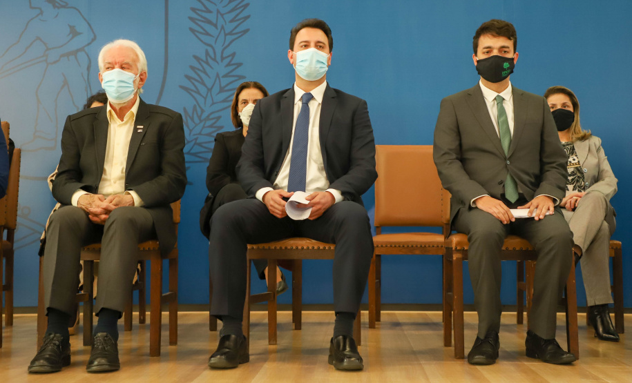 O advogado André Ribeiro Giamberardino tomou posse nesta segunda-feira (25) como novo Defensor Público-Geral do Paraná. Com mandato de dois anos, ele substitui a Eduardo Abraão, que ocupou o posto a partir de 2013. A cerimônia de transferência de cargo ocorreu no Palácio Iguaçu e contou com a presença do governador Carlos Massa Ratinho Junior. Foto: Ari Dias/ AEN