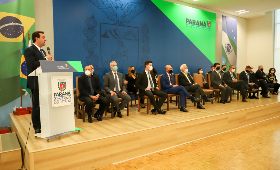 O advogado André Ribeiro Giamberardino tomou posse nesta segunda-feira (25) como novo Defensor Público-Geral do Paraná. Com mandato de dois anos, ele substitui a Eduardo Abraão, que ocupou o posto a partir de 2013. A cerimônia de transferência de cargo ocorreu no Palácio Iguaçu e contou com a presença do governador Carlos Massa Ratinho Junior. Foto: Ari Dias/ AEN