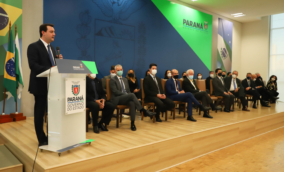 O advogado André Ribeiro Giamberardino tomou posse nesta segunda-feira (25) como novo Defensor Público-Geral do Paraná. Com mandato de dois anos, ele substitui a Eduardo Abraão, que ocupou o posto a partir de 2013. A cerimônia de transferência de cargo ocorreu no Palácio Iguaçu e contou com a presença do governador Carlos Massa Ratinho Junior. Foto: Ari Dias/ AEN