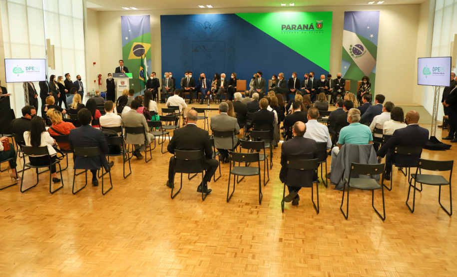 O advogado André Ribeiro Giamberardino tomou posse nesta segunda-feira (25) como novo Defensor Público-Geral do Paraná. Com mandato de dois anos, ele substitui a Eduardo Abraão, que ocupou o posto a partir de 2013. A cerimônia de transferência de cargo ocorreu no Palácio Iguaçu e contou com a presença do governador Carlos Massa Ratinho Junior. Foto: Ari Dias/ AEN