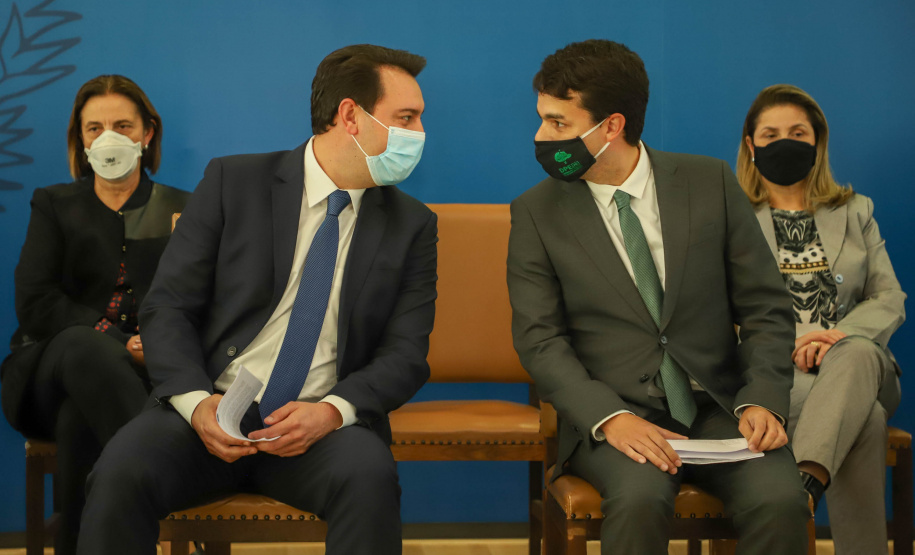 O advogado André Ribeiro Giamberardino tomou posse nesta segunda-feira (25) como novo Defensor Público-Geral do Paraná. Com mandato de dois anos, ele substitui a Eduardo Abraão, que ocupou o posto a partir de 2013. A cerimônia de transferência de cargo ocorreu no Palácio Iguaçu e contou com a presença do governador Carlos Massa Ratinho Junior. Foto: Ari Dias/ AEN