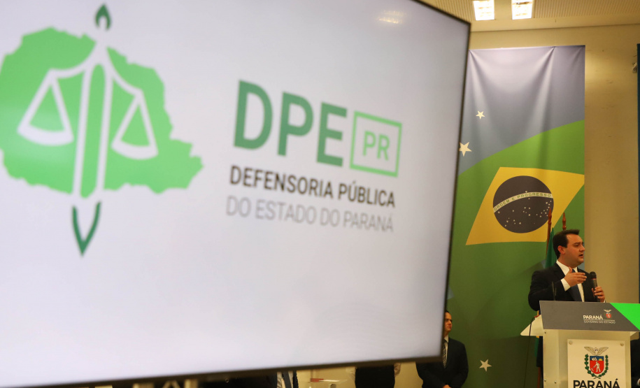 O advogado André Ribeiro Giamberardino tomou posse nesta segunda-feira (25) como novo Defensor Público-Geral do Paraná. Com mandato de dois anos, ele substitui a Eduardo Abraão, que ocupou o posto a partir de 2013. A cerimônia de transferência de cargo ocorreu no Palácio Iguaçu e contou com a presença do governador Carlos Massa Ratinho Junior. Foto: Ari Dias/ AEN