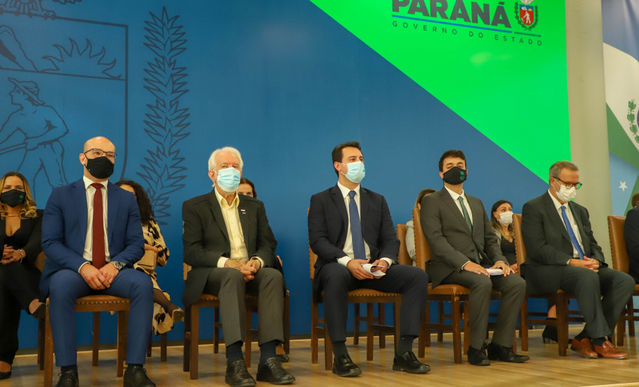 O advogado André Ribeiro Giamberardino tomou posse nesta segunda-feira (25) como novo Defensor Público-Geral do Paraná. Com mandato de dois anos, ele substitui a Eduardo Abraão, que ocupou o posto a partir de 2013. A cerimônia de transferência de cargo ocorreu no Palácio Iguaçu e contou com a presença do governador Carlos Massa Ratinho Junior. Foto: Ari Dias/ AEN