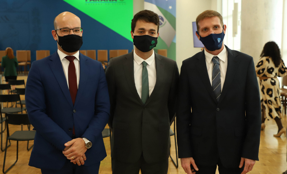 O advogado André Ribeiro Giamberardino tomou posse nesta segunda-feira (25) como novo Defensor Público-Geral do Paraná. Com mandato de dois anos, ele substitui a Eduardo Abraão, que ocupou o posto a partir de 2013. A cerimônia de transferência de cargo ocorreu no Palácio Iguaçu e contou com a presença do governador Carlos Massa Ratinho Junior. Foto: Ari Dias/ AEN