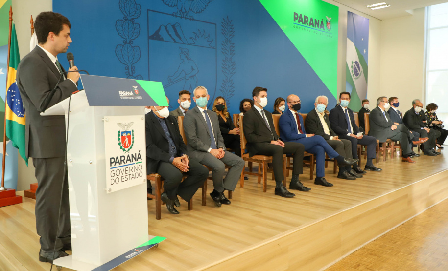 O advogado André Ribeiro Giamberardino tomou posse nesta segunda-feira (25) como novo Defensor Público-Geral do Paraná. Com mandato de dois anos, ele substitui a Eduardo Abraão, que ocupou o posto a partir de 2013. A cerimônia de transferência de cargo ocorreu no Palácio Iguaçu e contou com a presença do governador Carlos Massa Ratinho Junior. Foto: Ari Dias/ AEN