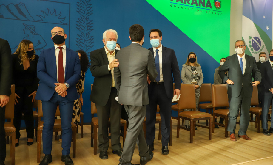 O advogado André Ribeiro Giamberardino tomou posse nesta segunda-feira (25) como novo Defensor Público-Geral do Paraná. Com mandato de dois anos, ele substitui a Eduardo Abraão, que ocupou o posto a partir de 2013. A cerimônia de transferência de cargo ocorreu no Palácio Iguaçu e contou com a presença do governador Carlos Massa Ratinho Junior. Foto: Ari Dias/ AEN