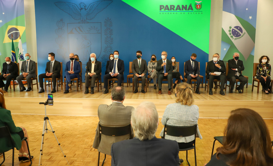 O advogado André Ribeiro Giamberardino tomou posse nesta segunda-feira (25) como novo Defensor Público-Geral do Paraná. Com mandato de dois anos, ele substitui a Eduardo Abraão, que ocupou o posto a partir de 2013. A cerimônia de transferência de cargo ocorreu no Palácio Iguaçu e contou com a presença do governador Carlos Massa Ratinho Junior. Foto: Ari Dias/ AEN