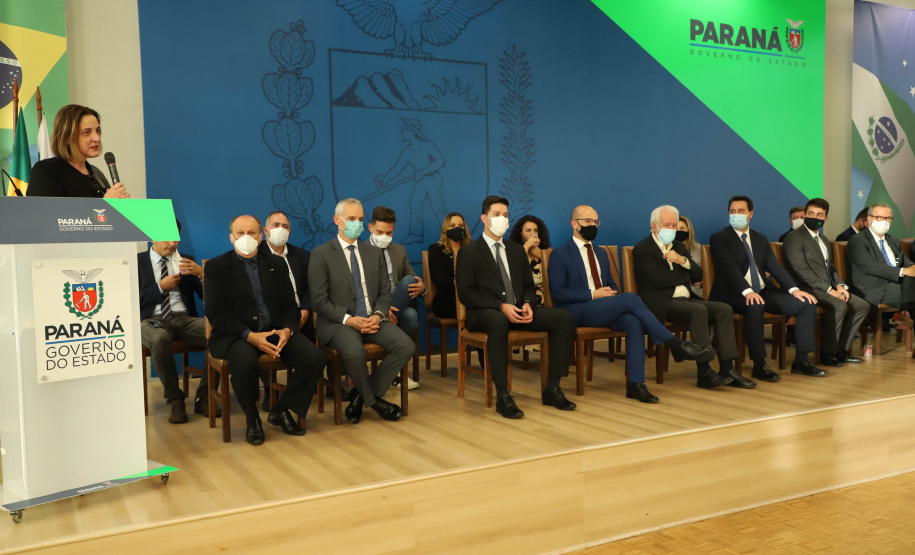 O advogado André Ribeiro Giamberardino tomou posse nesta segunda-feira (25) como novo Defensor Público-Geral do Paraná. Com mandato de dois anos, ele substitui a Eduardo Abraão, que ocupou o posto a partir de 2013. A cerimônia de transferência de cargo ocorreu no Palácio Iguaçu e contou com a presença do governador Carlos Massa Ratinho Junior. Foto: Ari Dias/ AEN