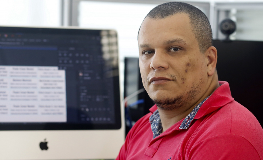 A Secretaria de Estado da Comunicação Social e da Cultura foi a primeira do Paraná a disponibilizar vagas de estágio de pós-graduação e a contratar um profissional nessa etapa da formação, seguindo decreto do governador Carlos Massa Ratinho Junior. Na foto, o estagiário  Orion Belmiro.