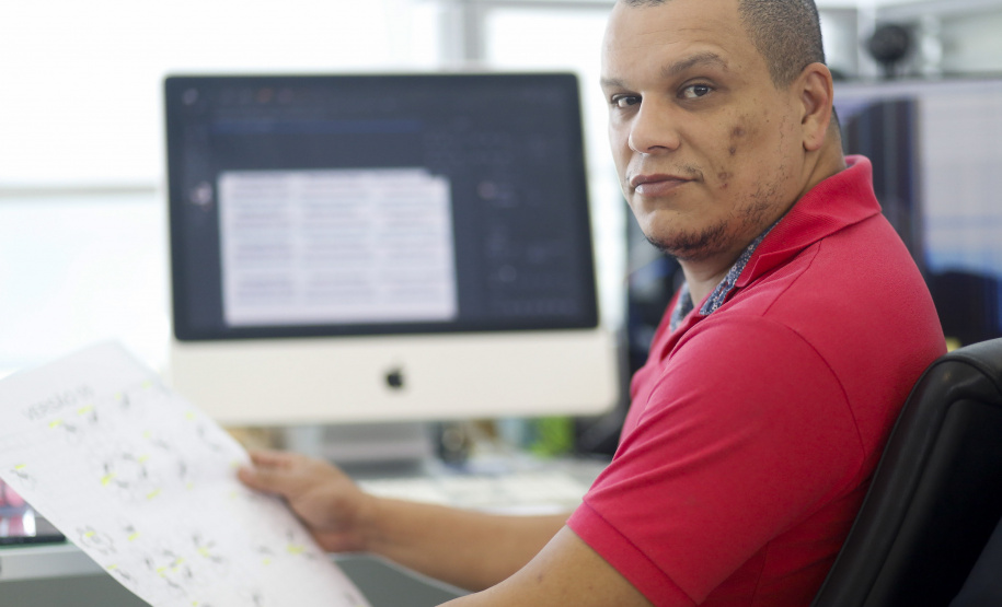 A Secretaria de Estado da Comunicação Social e da Cultura foi a primeira do Paraná a disponibilizar vagas de estágio de pós-graduação e a contratar um profissional nessa etapa da formação, seguindo decreto do governador Carlos Massa Ratinho Junior. Na foto, o estagiário  Orion Belmiro.