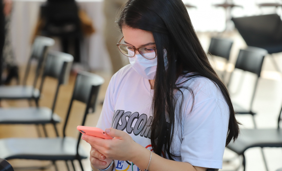 Esc Ingles O governador Carlos Massa Ratinho Junior lança nesta terça-feira (26) o programa Inglês Paraná, acompanhado do secretário da Educação e do Esporte, Renato Feder. Na foto, Estudante Joana Brandão - 26/10/2021 - Foto: Geraldo Bubniak/AEN