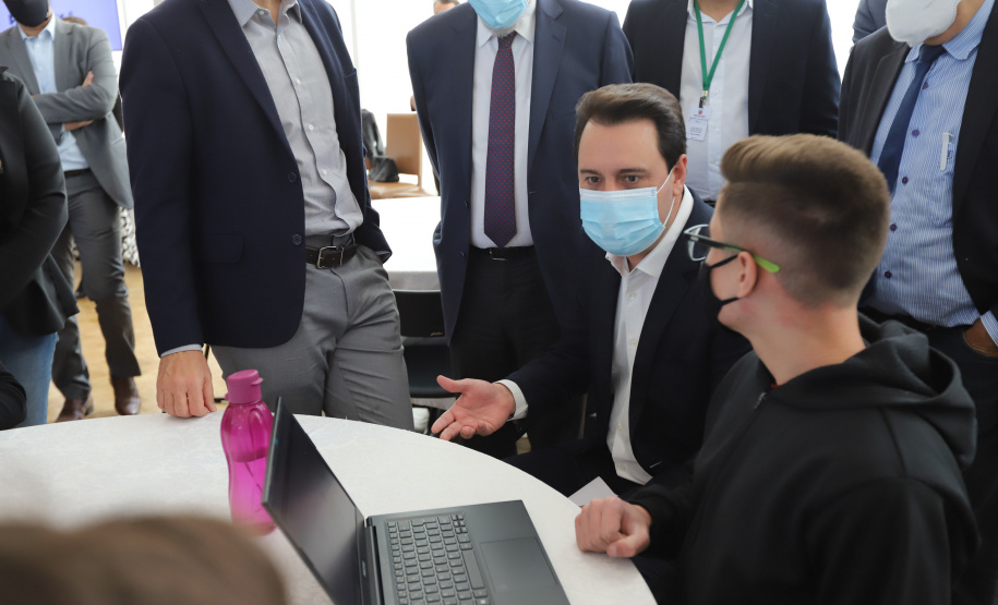 Esc Ingles O governador Carlos Massa Ratinho Junior lança nesta terça-feira (26) o programa Inglês Paraná, acompanhado do secretário da Educação e do Esporte, Renato Feder. Trata-se de um projeto inovador e dinâmico, com foco no processo de aprendizagem dos estudantes, considerando as suas necessidades, ao mesmo tempo em que favorece o desenvolvimento das habilidades de escuta e oralidade, essenciais para aprender a Língua Inglesa. - 26/10/2021 - Foto: Geraldo Bubniak/AEN