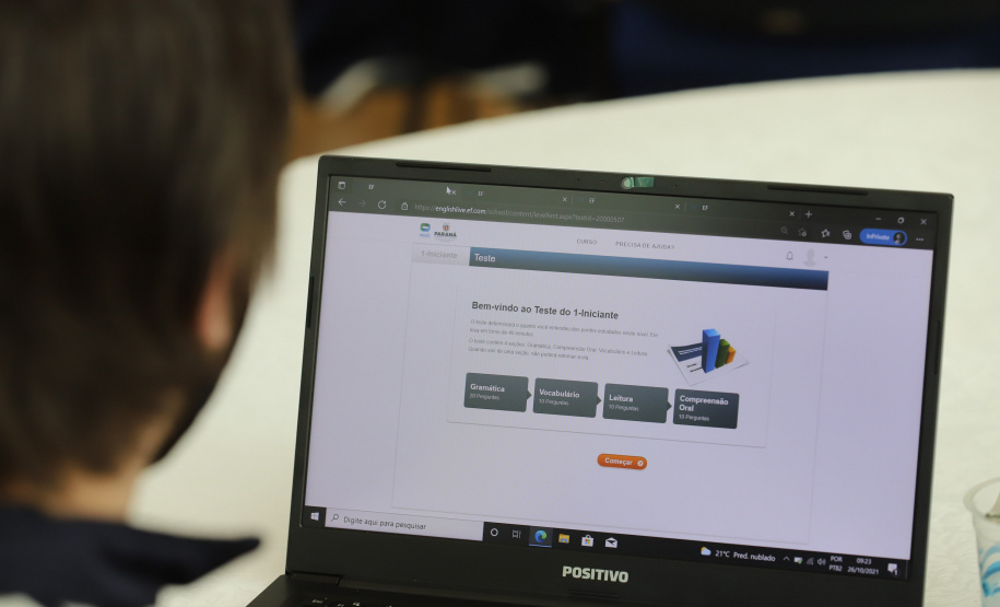 Esc Ingles O governador Carlos Massa Ratinho Junior lança nesta terça-feira (26) o programa Inglês Paraná, acompanhado do secretário da Educação e do Esporte, Renato Feder. Trata-se de um projeto inovador e dinâmico, com foco no processo de aprendizagem dos estudantes, considerando as suas necessidades, ao mesmo tempo em que favorece o desenvolvimento das habilidades de escuta e oralidade, essenciais para aprender a Língua Inglesa. - 26/10/2021 - Foto: Geraldo Bubniak/AEN