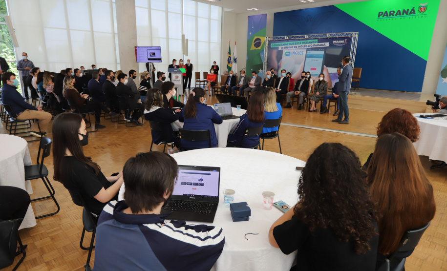 Esc Ingles O governador Carlos Massa Ratinho Junior lança nesta terça-feira (26) o programa Inglês Paraná, acompanhado do secretário da Educação e do Esporte, Renato Feder. Trata-se de um projeto inovador e dinâmico, com foco no processo de aprendizagem dos estudantes, considerando as suas necessidades, ao mesmo tempo em que favorece o desenvolvimento das habilidades de escuta e oralidade, essenciais para aprender a Língua Inglesa. - 26/10/2021 - Foto: Geraldo Bubniak/AEN