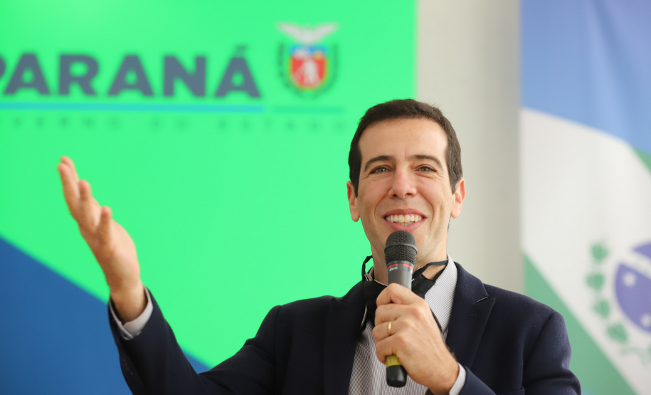 Esc Ingles O governador Carlos Massa Ratinho Junior lança nesta terça-feira (26) o programa Inglês Paraná, acompanhado do secretário da Educação e do Esporte, Renato Feder. Trata-se de um projeto inovador e dinâmico, com foco no processo de aprendizagem dos estudantes, considerando as suas necessidades, ao mesmo tempo em que favorece o desenvolvimento das habilidades de escuta e oralidade, essenciais para aprender a Língua Inglesa. - 26/10/2021 - Foto: Geraldo Bubniak/AEN