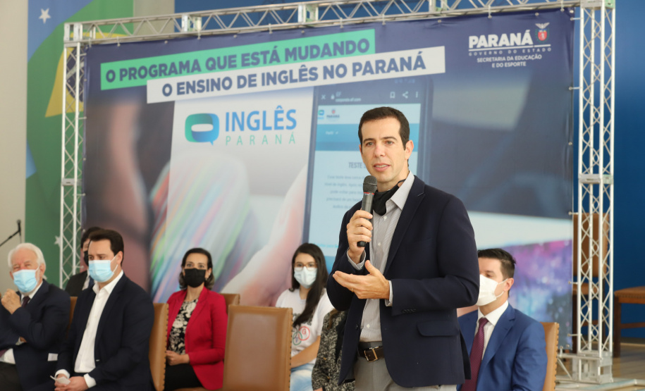Esc Ingles O governador Carlos Massa Ratinho Junior lança nesta terça-feira (26) o programa Inglês Paraná, acompanhado do secretário da Educação e do Esporte, Renato Feder. Trata-se de um projeto inovador e dinâmico, com foco no processo de aprendizagem dos estudantes, considerando as suas necessidades, ao mesmo tempo em que favorece o desenvolvimento das habilidades de escuta e oralidade, essenciais para aprender a Língua Inglesa. - 26/10/2021 - Foto: Geraldo Bubniak/AEN