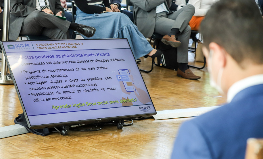 Esc Ingles O governador Carlos Massa Ratinho Junior lança nesta terça-feira (26) o programa Inglês Paraná, acompanhado do secretário da Educação e do Esporte, Renato Feder. Trata-se de um projeto inovador e dinâmico, com foco no processo de aprendizagem dos estudantes, considerando as suas necessidades, ao mesmo tempo em que favorece o desenvolvimento das habilidades de escuta e oralidade, essenciais para aprender a Língua Inglesa. - 26/10/2021 - Foto: Geraldo Bubniak/AEN