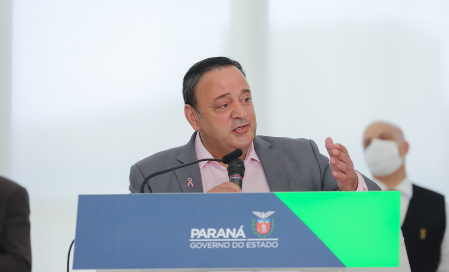Esc Ingles O governador Carlos Massa Ratinho Junior lança nesta terça-feira (26) o programa Inglês Paraná, acompanhado do secretário da Educação e do Esporte, Renato Feder. Na foto, Líder do Governo na Assembleia Legislativa do Paraná, o deputado Hussein Bakri - 26/10/2021 - Foto: Geraldo Bubniak/AEN