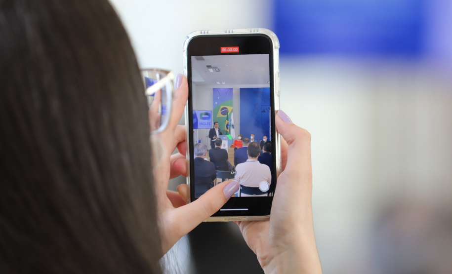 Esc Ingles O governador Carlos Massa Ratinho Junior lança nesta terça-feira (26) o programa Inglês Paraná, acompanhado do secretário da Educação e do Esporte, Renato Feder. Trata-se de um projeto inovador e dinâmico, com foco no processo de aprendizagem dos estudantes, considerando as suas necessidades, ao mesmo tempo em que favorece o desenvolvimento das habilidades de escuta e oralidade, essenciais para aprender a Língua Inglesa. - 26/10/2021 - Foto: Geraldo Bubniak/AEN