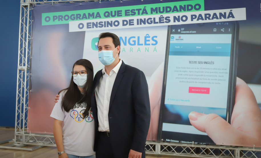 Esc Ingles O governador Carlos Massa Ratinho Junior lança nesta terça-feira (26) o programa Inglês Paraná, acompanhado do secretário da Educação e do Esporte, Renato Feder. Trata-se de um projeto inovador e dinâmico, com foco no processo de aprendizagem dos estudantes, considerando as suas necessidades, ao mesmo tempo em que favorece o desenvolvimento das habilidades de escuta e oralidade, essenciais para aprender a Língua Inglesa. - 26/10/2021 - Foto: Geraldo Bubniak/AEN