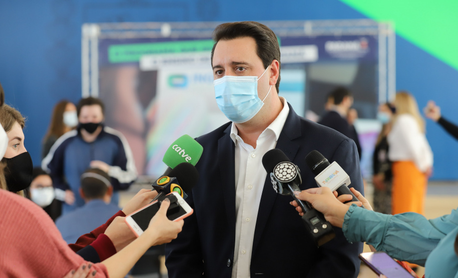 Esc Ingles O governador Carlos Massa Ratinho Junior lança nesta terça-feira (26) o programa Inglês Paraná, acompanhado do secretário da Educação e do Esporte, Renato Feder. Trata-se de um projeto inovador e dinâmico, com foco no processo de aprendizagem dos estudantes, considerando as suas necessidades, ao mesmo tempo em que favorece o desenvolvimento das habilidades de escuta e oralidade, essenciais para aprender a Língua Inglesa. - 26/10/2021 - Foto: Geraldo Bubniak/AEN